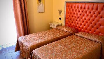 Chambre Standard avec lits jumeaux | Couette en duvet d'oie, coffres-forts dans les chambres, bureau