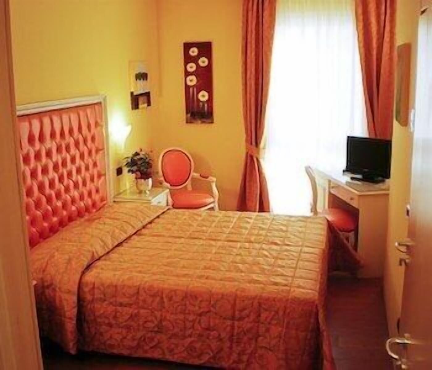 Cubrecamas, caja de seguridad en la habitación y escritorio 