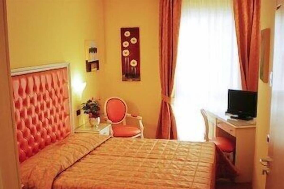 Duntäcken, värdeförvaringsskåp på rummet, skrivbord och ljudisolering