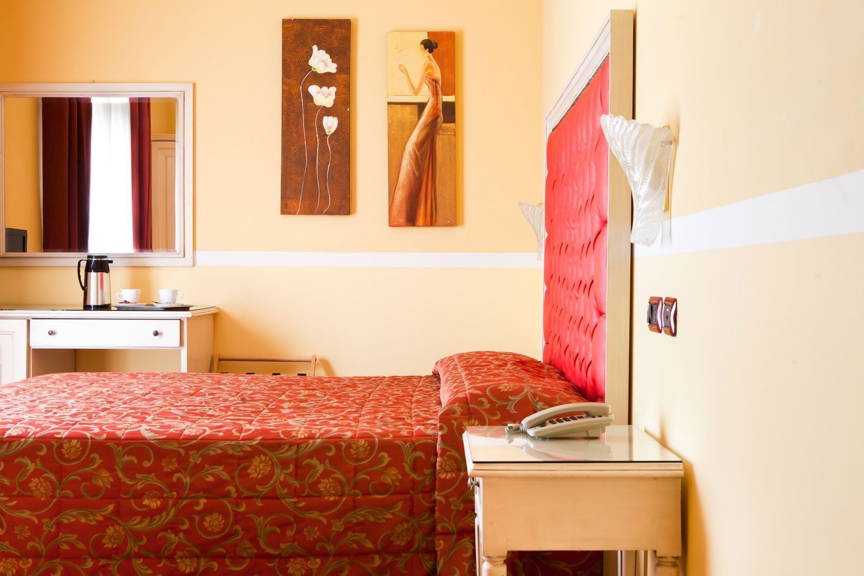 Cubrecamas, caja de seguridad en la habitación y escritorio 