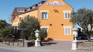 A yellow building with a sign reading "Hotel Aile Torri." - Hotel Alle Torri (Mestre)