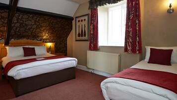 Bàn ủi/dụng cụ ủi quần áo, nôi (giường cho trẻ sơ sinh) miễn phí