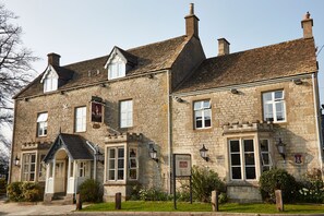 Exterior - The Royal George Birdlip by Greene King Inns (Gloucester)
