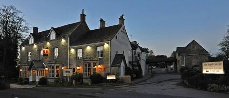 A stone building with a sign reading "The Royal George" and "GOOD FOOD ALL DAY".