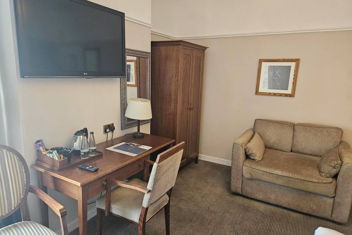 superior room | living area | tv