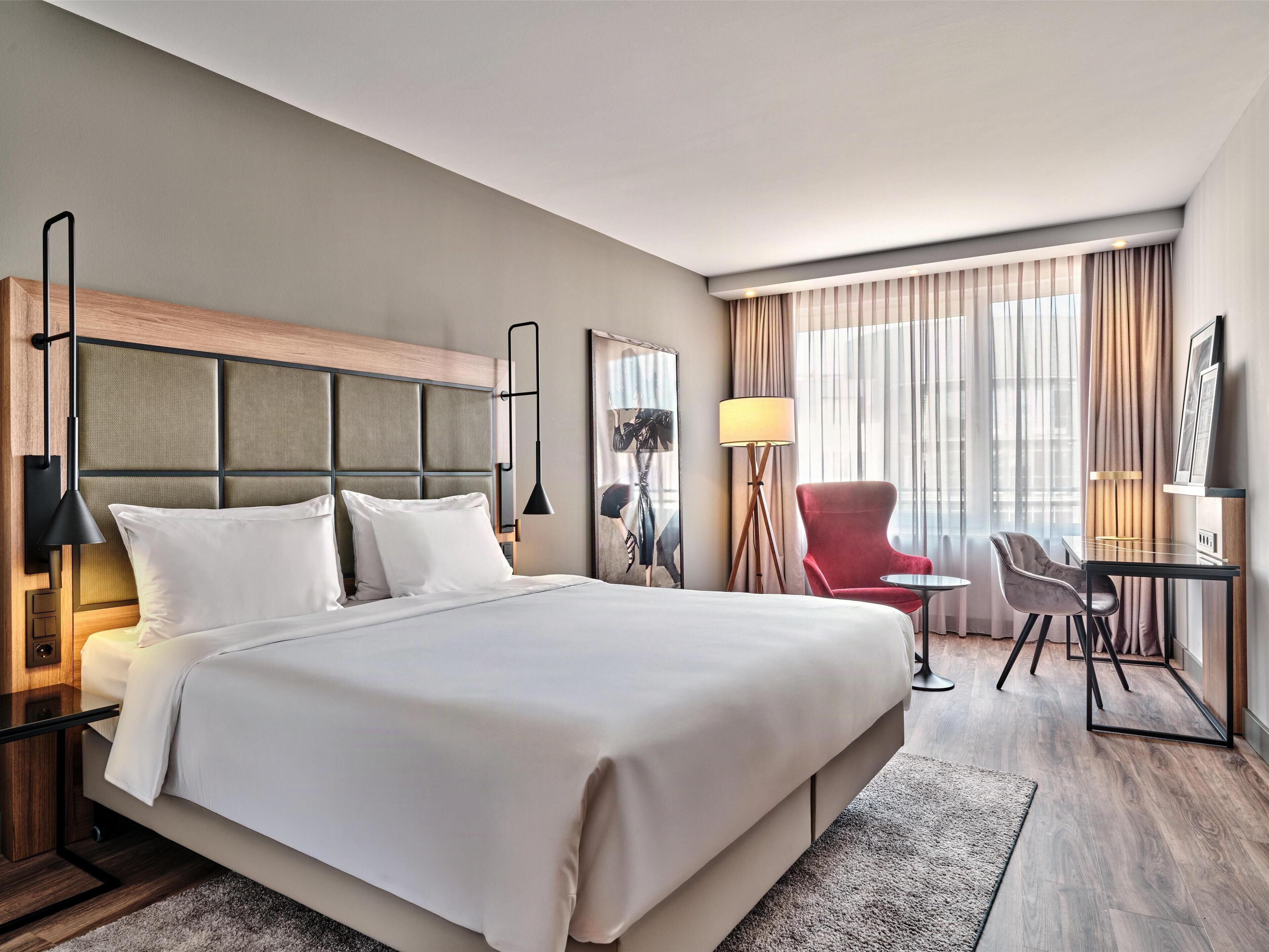Hochwertige Bettwaren, Select-Comfort-Betten, Zimmersafe, Schreibtisch