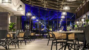 2 restaurants, spécialités Cuisine internationale