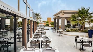 Bar met dakterras, zeezicht, dagelijks geopend