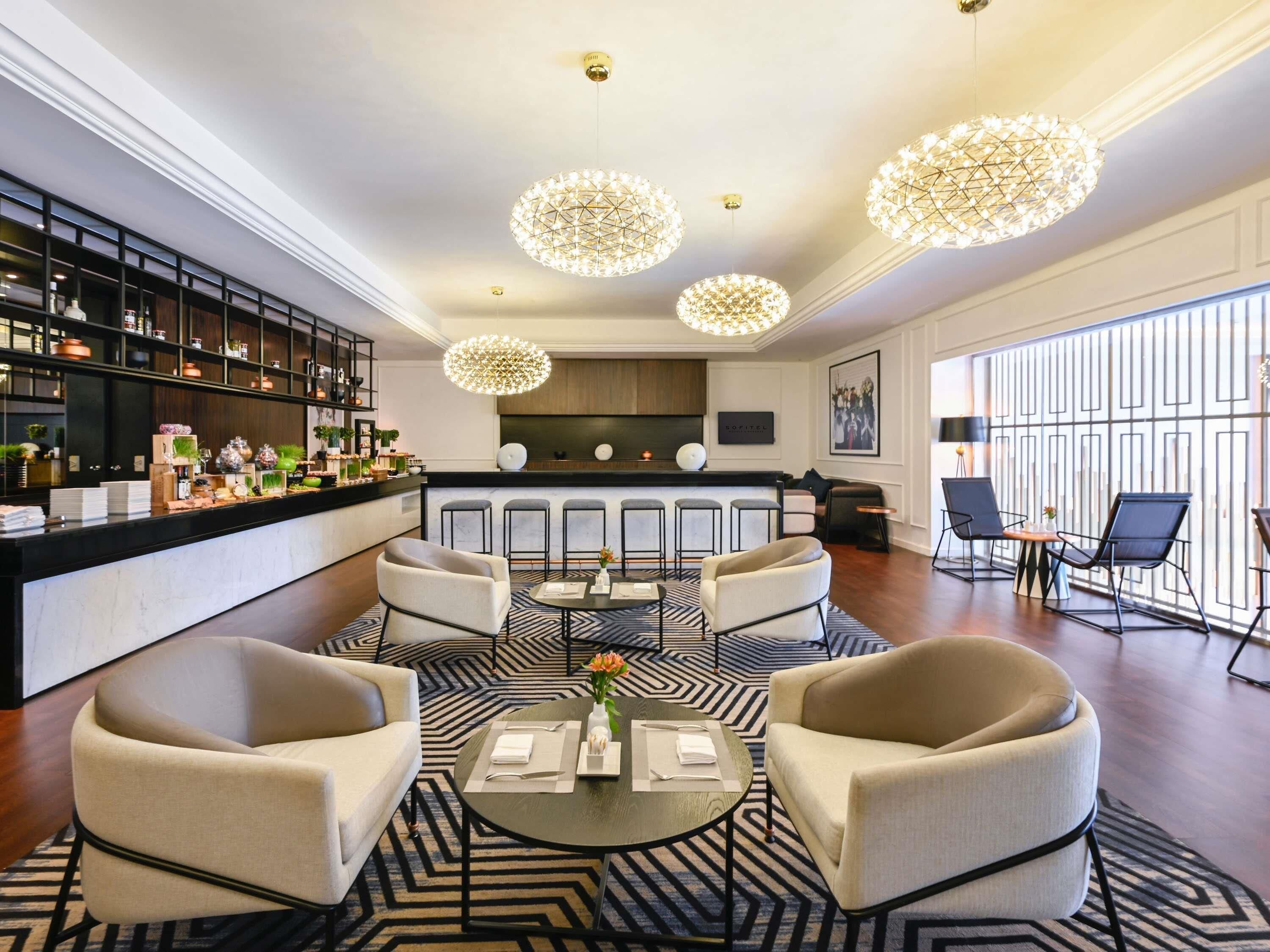 Chăn bông, minibar, két bảo mật tại phòng, bàn 