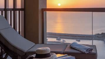 Club-Suite, 1 King-Bett, Zutritt zur Club Lounge, Meerblick (Opera. Balcony) | Terrasse/Patio