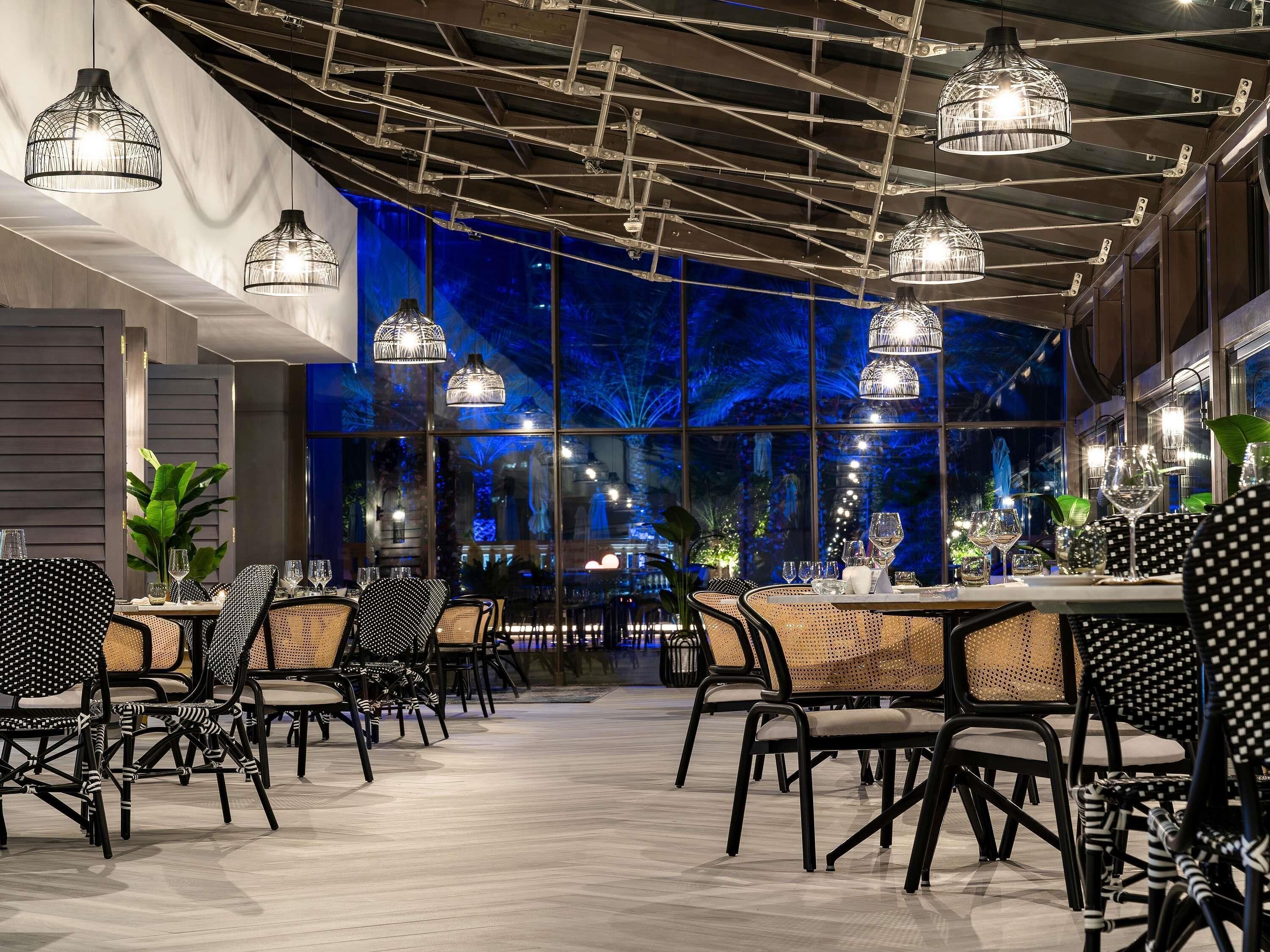 2 restaurants, serveren ontbijt, lunch, diner, internationale gerechten