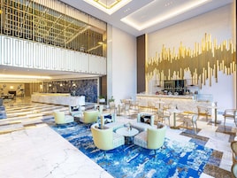 2 restaurants; breakfast, lunch, dinner and brunch served