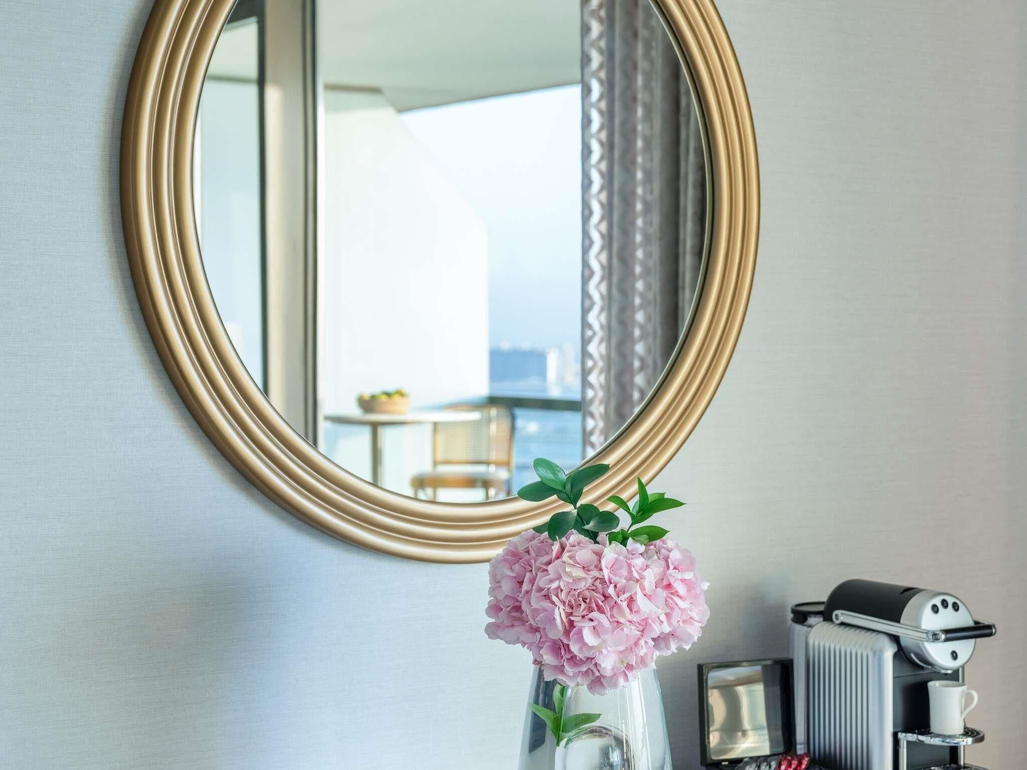 Club-Suite, 1 King-Bett, Zutritt zur Club Lounge, Meerblick (Opera. Balcony) | Daunenbettdecken, Minibar, Zimmersafe, Schreibtisch
