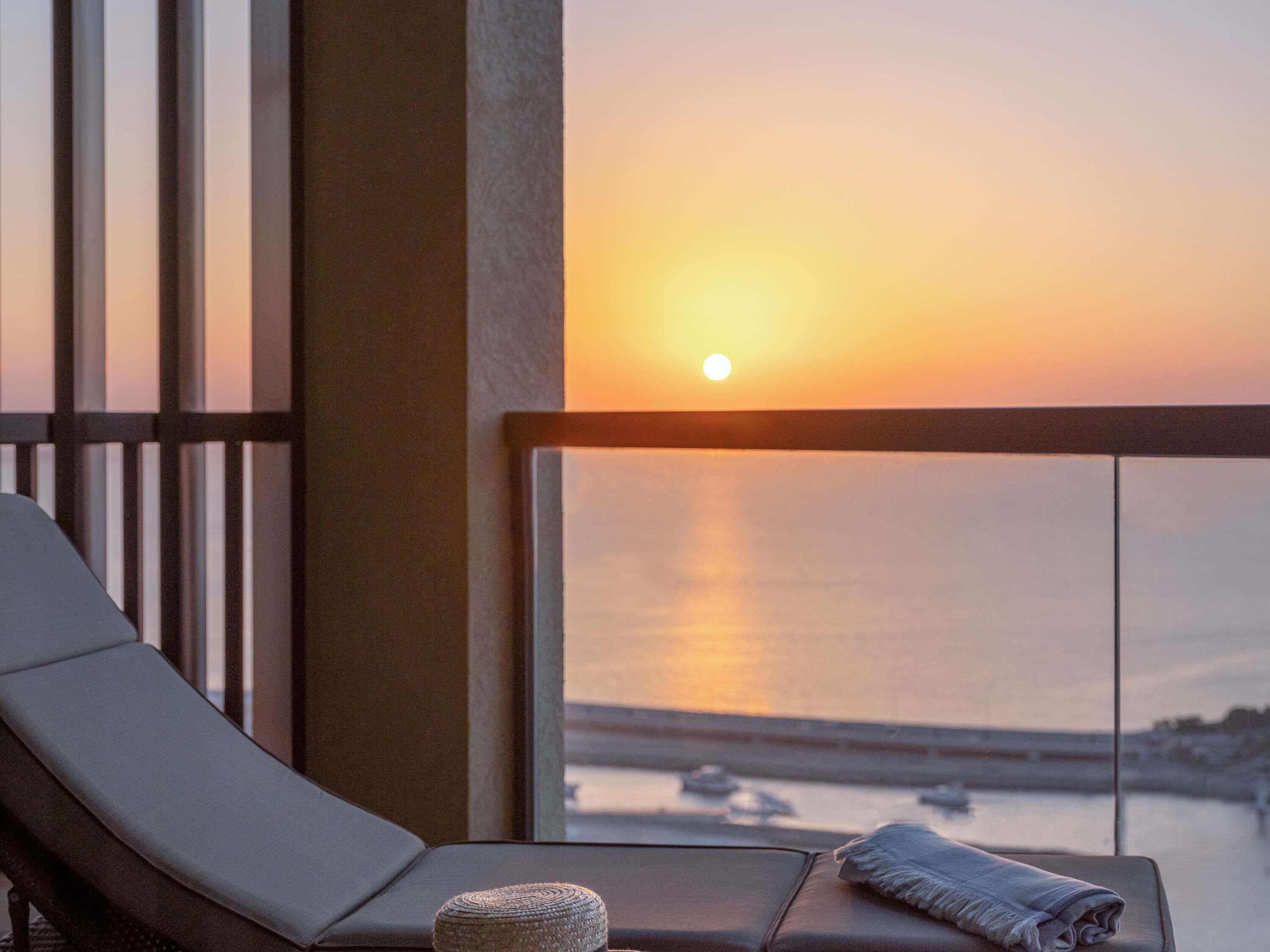 Suíte club, 1 cama King, acesso ao Club Lounge, vista para o mar (Opera. Balcony) | Edredons de pluma, frigobar, cofres nos quartos, escrivaninha