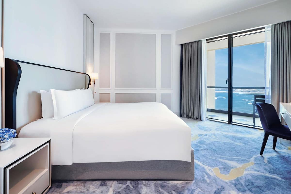 Junior Suite, 1 King Bed, Club lounge access, Partial Sea View