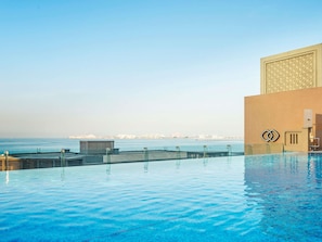 Bar sur le toit, vue sur la mer, ouvert tous les jours