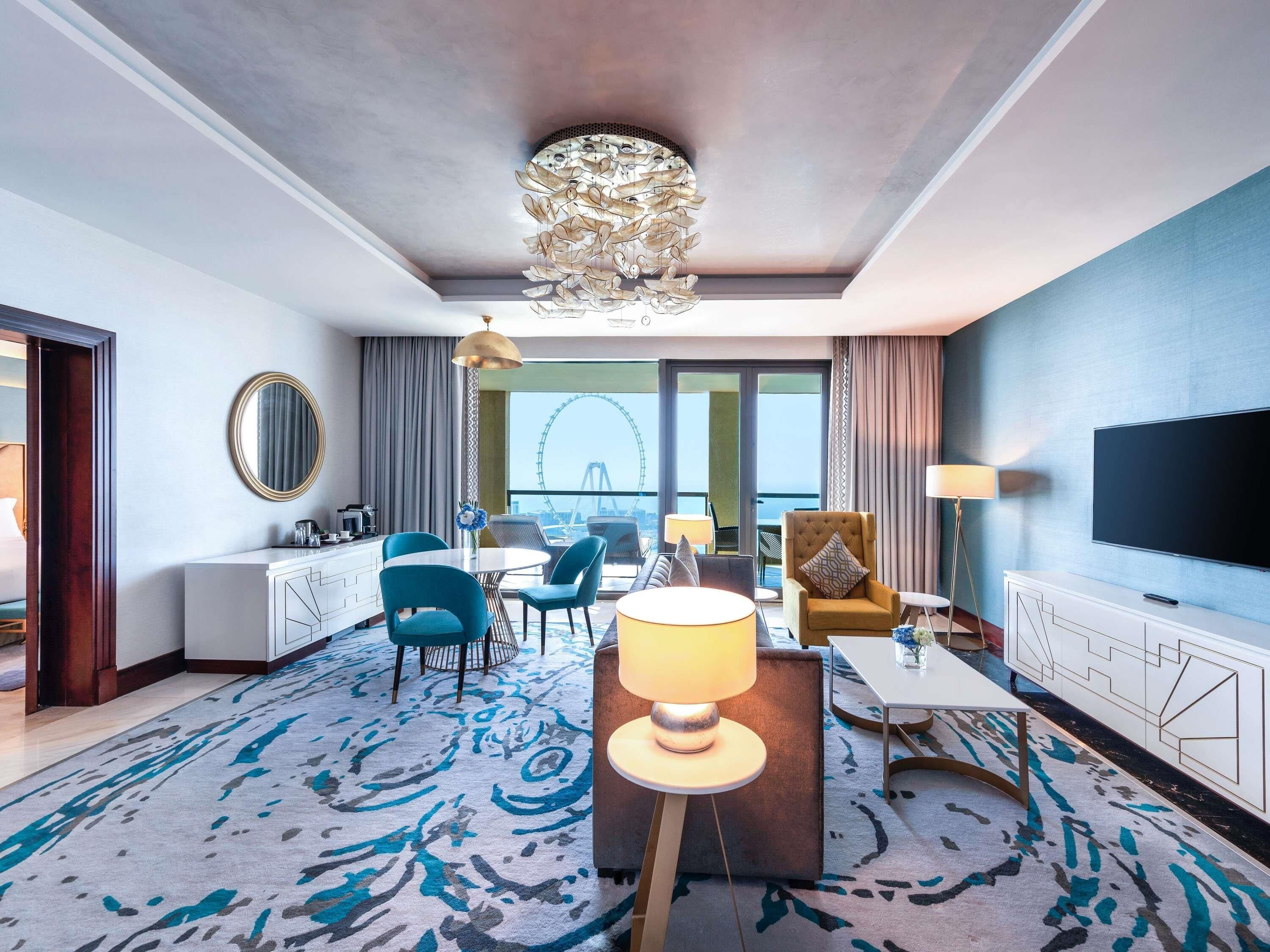 Club Suite, 1 Katil Raja (King), Akses Club Lounge, Sea View (Opera. Balcony) | Gebar bulu kapas, bar mini, peti besi dalam bilik, meja 