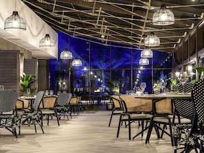 2 restaurants, breakfast, lunch, dinner served; international cuisine