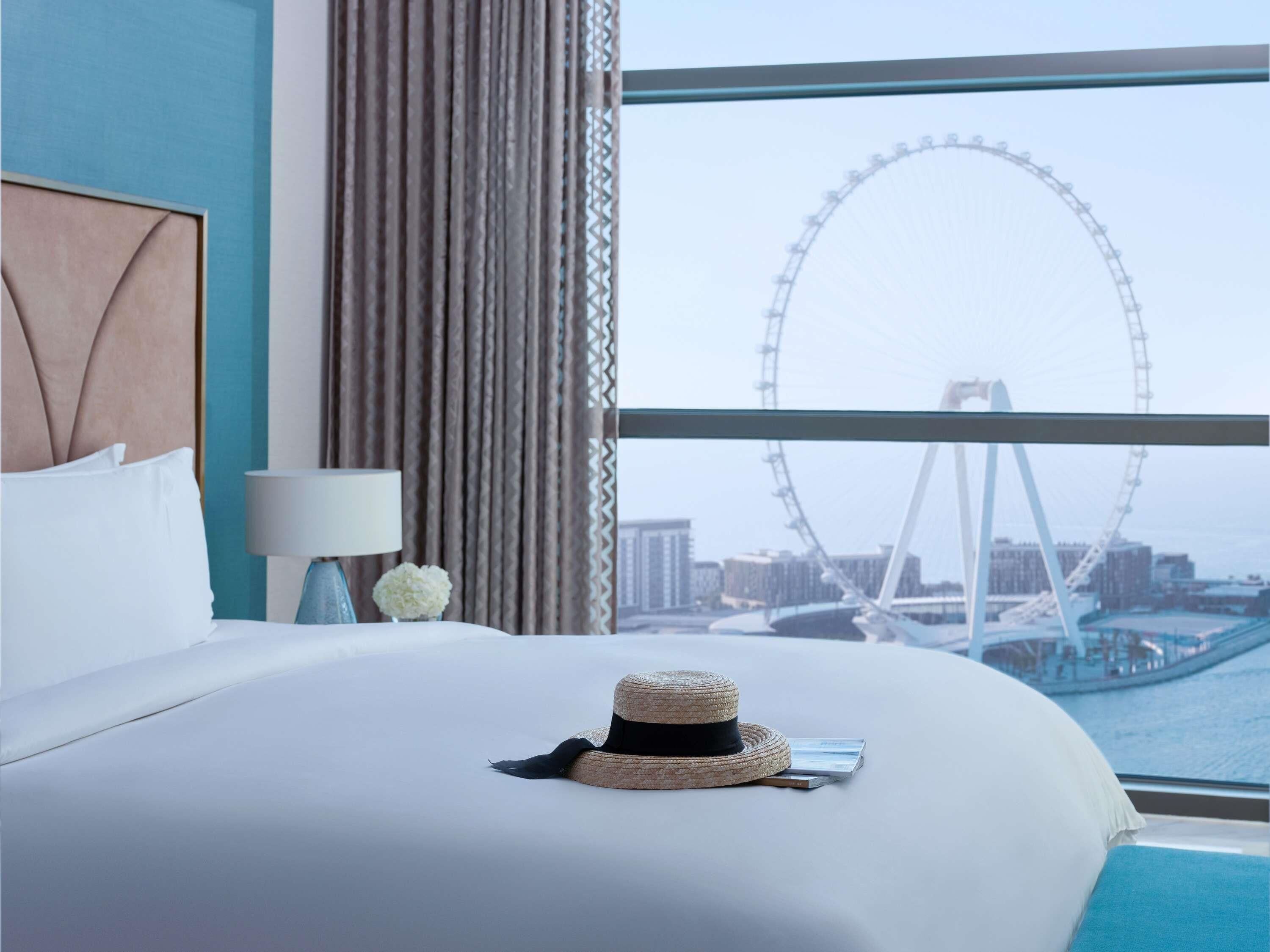 Club suite, 1 kingsize bed, toegang tot de clublounge, uitzicht op zee (Opera. Balcony) | Donsdekens, een minibar, een kluis op de kamer, een bureau