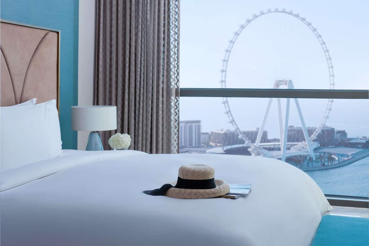 Club suite, 1 kingsize bed, toegang tot de clublounge, uitzicht op zee (Opera. Balcony) | Donsdekens, een minibar, een kluis op de kamer, een bureau