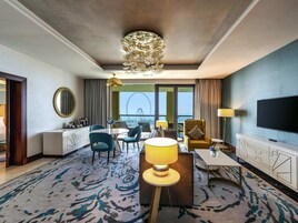 Svit Club - 1 kingsize-säng - tillgång till Club Lounge - havsutsikt (Opera. Balcony) | Duntäcken, minibar, värdeförvaringsskåp på rummet och skrivbord