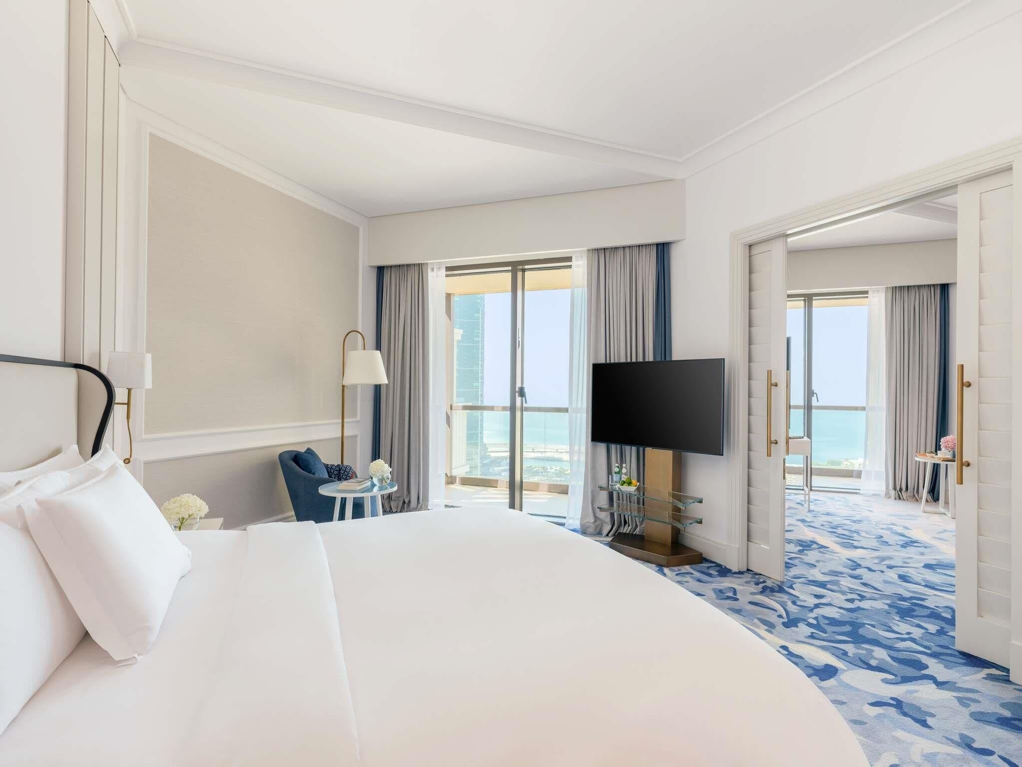 Prestige Suite, 1 King Bed, Club Lounge Access, Partial Sea View - DXB Airport Pickup or Drop Off | Down comforters, minibar, in-room safe, desk