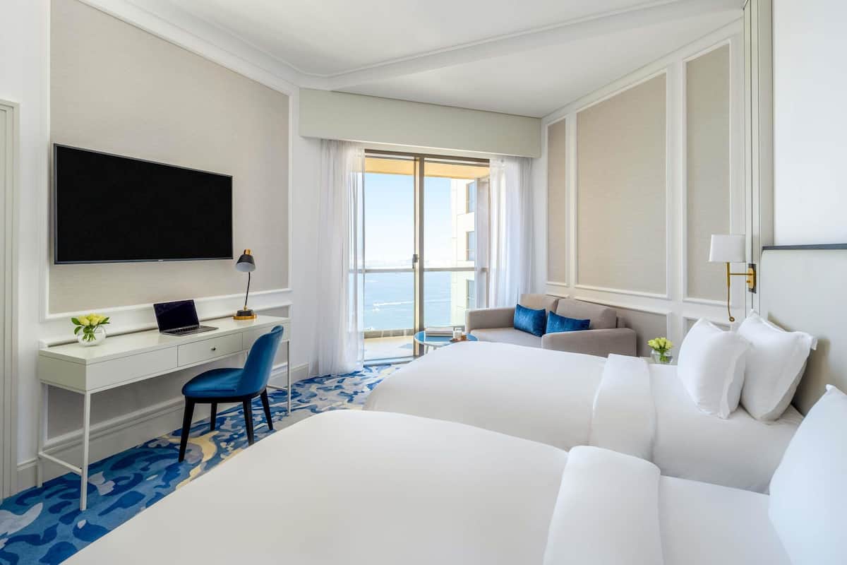 Habitación superior, 2 camas individuales, balcón, vistas parciales al mar | Edredones de plumas, minibar, caja fuerte y escritorio