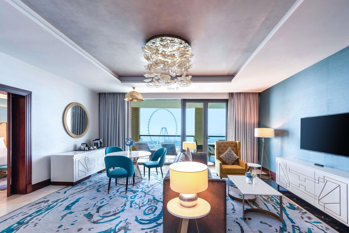 Suite Club, varias camas, Acceso al salón del club, vistas al mar (Opera. Balcony) | Edredones de plumas, minibar, caja fuerte y escritorio