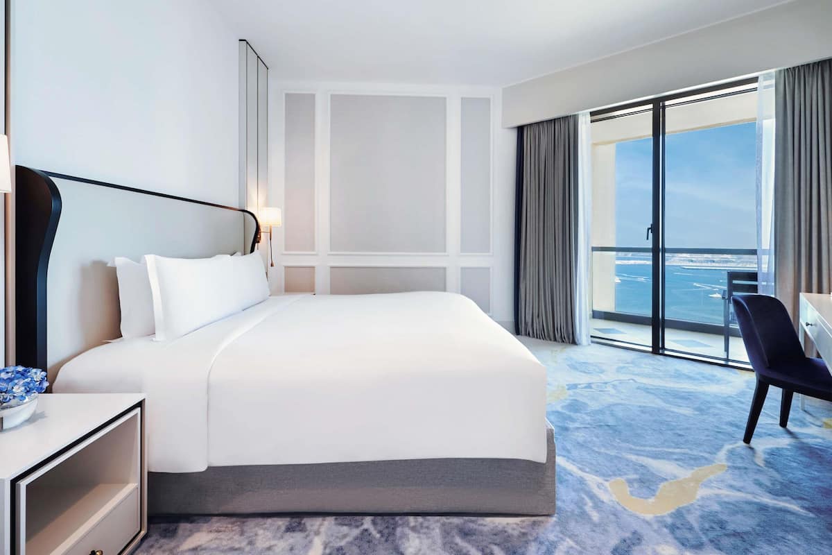 Suite Junior, 1 trĂšs grand lit, accĂšs au bar-salon, vue partielle sur la mer | Couette en duvet, minibar, coffre-fort, bureau