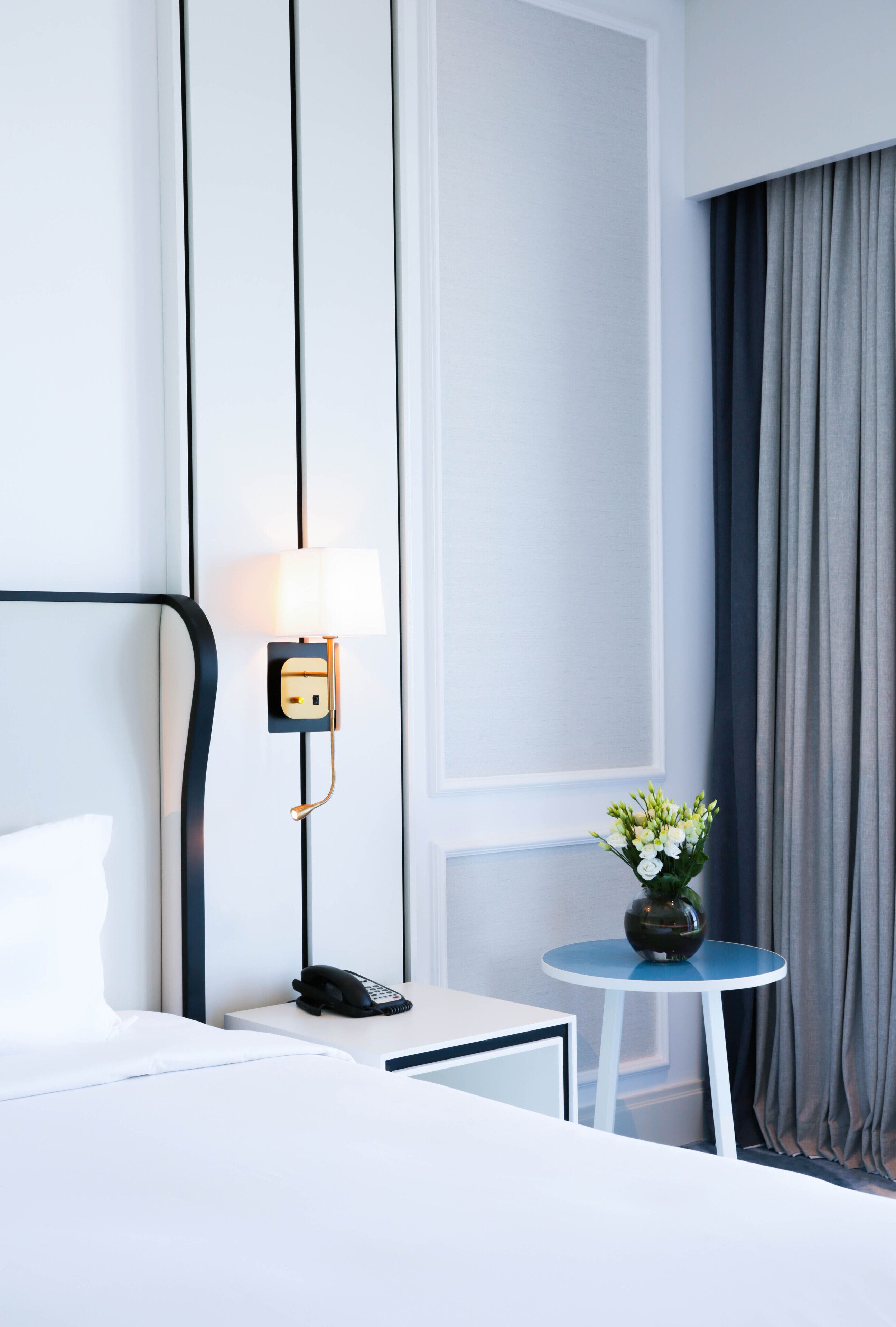 Chambre Club, 1 très grand lit, balcon, vue partielle sur la mer | Couette en duvet d'oie, minibar, coffres-forts dans les chambres, bureau