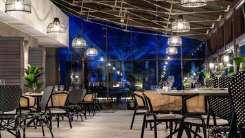 2 restaurants, breakfast, lunch, dinner served; international cuisine