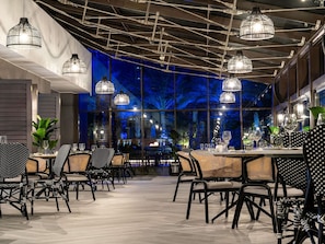 2 restaurantes; se sirve desayuno, almuerzo y cena; cocina internacional