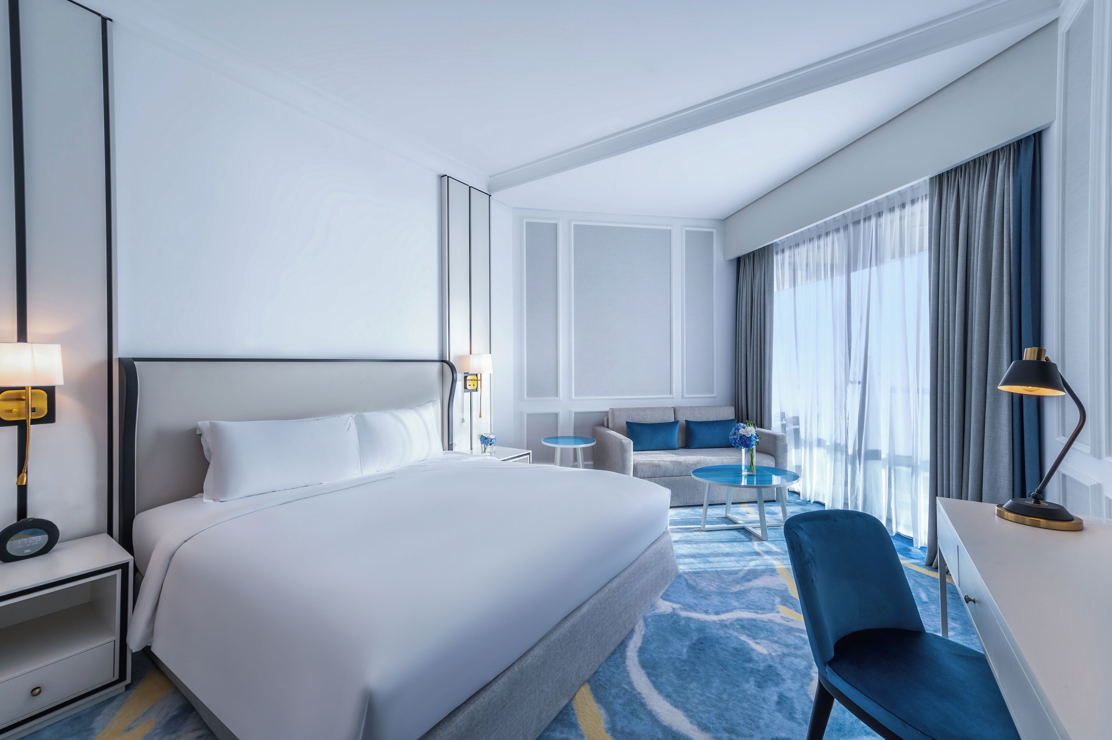 Family Room - Two interconnecting with balcony, Partial Seaview, 1 King, 2 Twin Beds