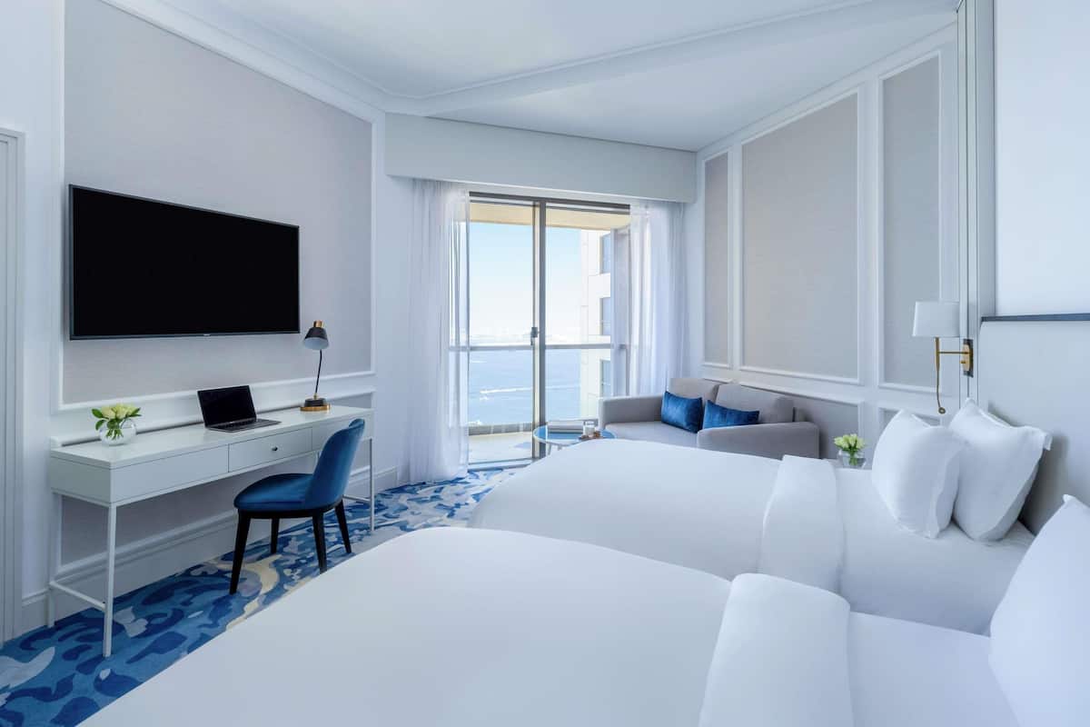 Habitació superior, 2 llits individuals, balcó, vistes parcials al mar | Cobrellits, minibar, caixa forta a l'habitació i escriptori