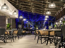 2 restaurants; breakfast, lunch, dinner, and brunch served