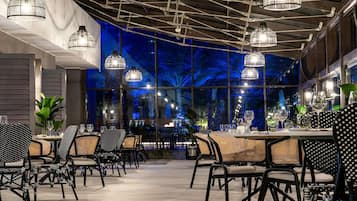 2 restaurants, breakfast, lunch, dinner served; international cuisine