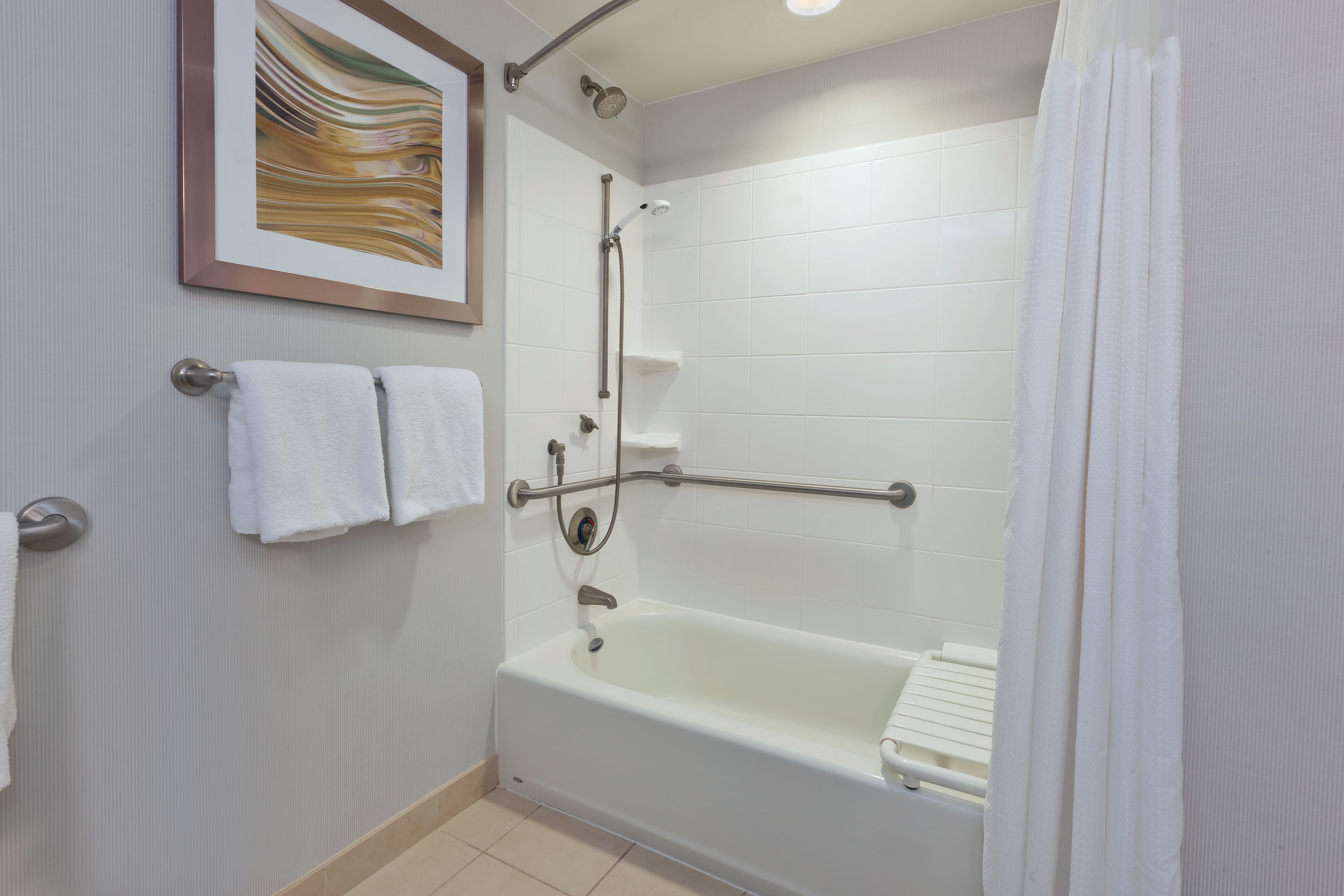 combined shower/bathtub, hair dryer, towels