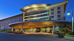 A multi-story hotel with a curved entrance and a sign reading "Courtyard by Marriott." - Courtyard by Marriott Omaha La Vista (La Vista)