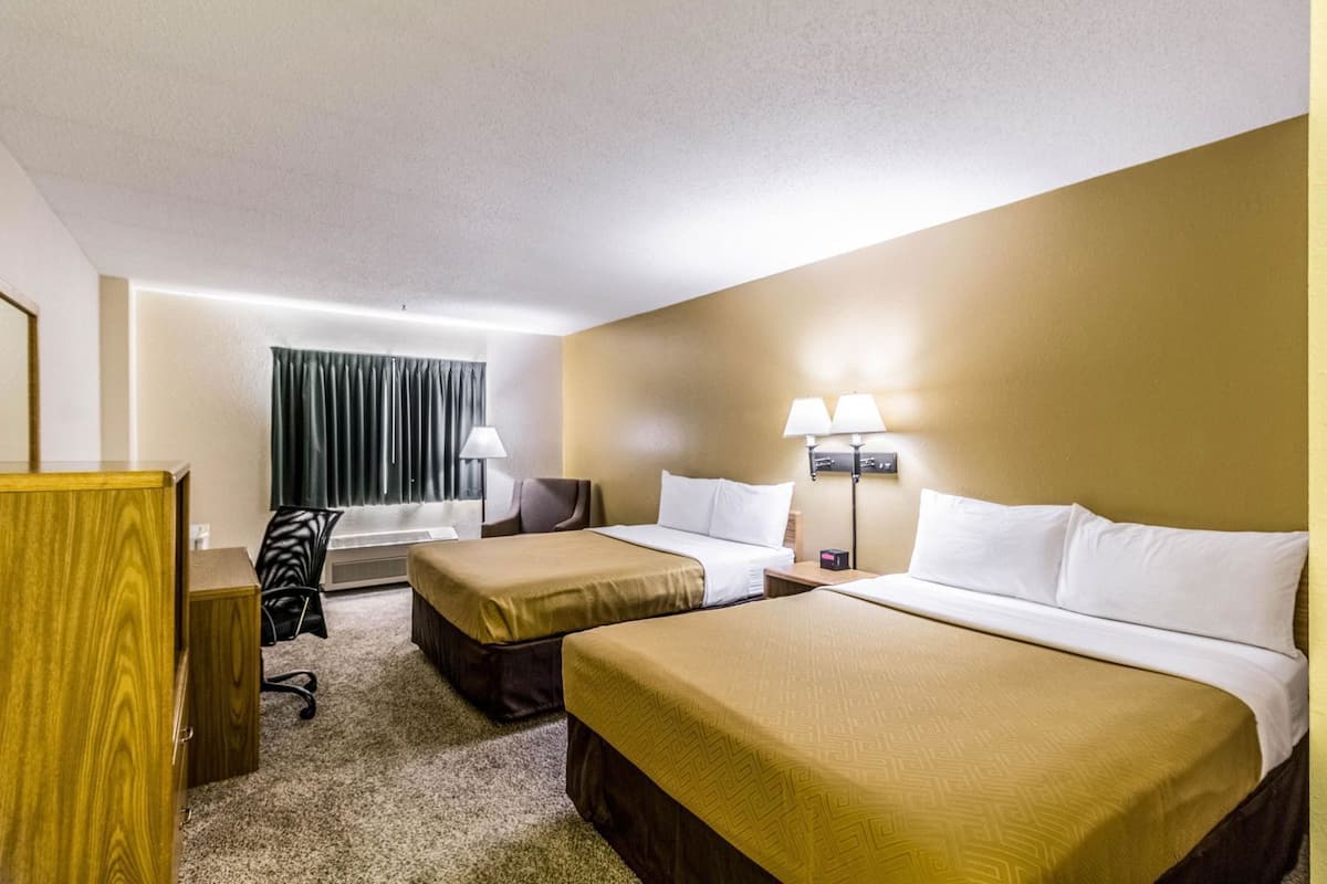 Schreibtisch, Bügeleisen/Bügelbrett, kostenlose Babybetten