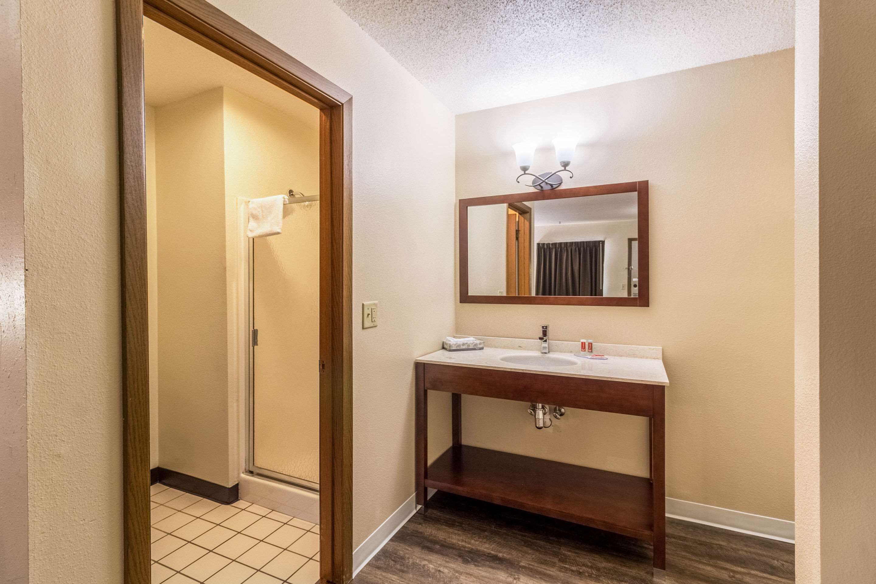standard room, 1 queen bed, non smoking | bathroom | combined shower/bathtub, hair dryer, towels