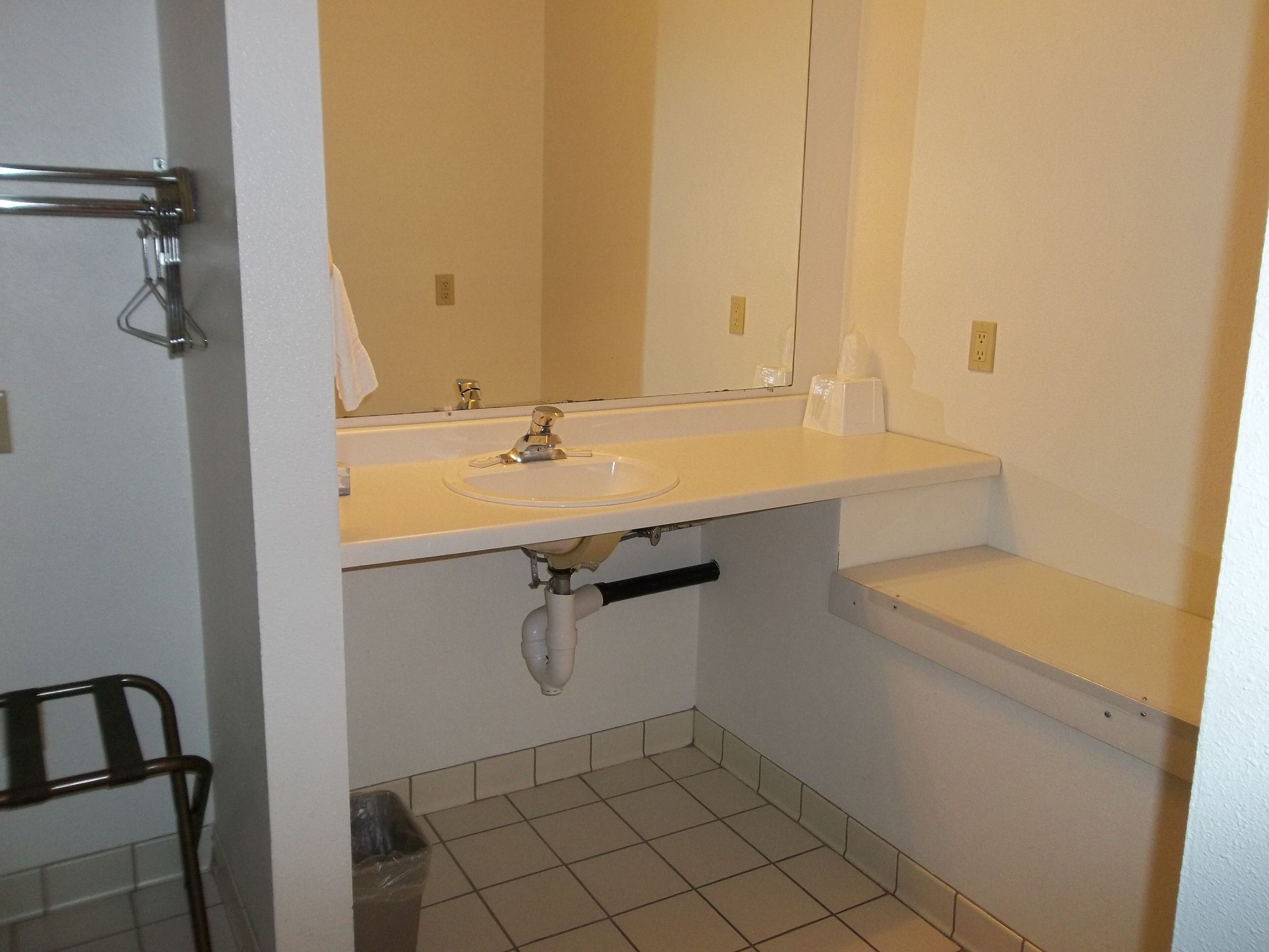 room, 1 queen bed, accessible, non smoking | bathroom | combined shower/bathtub, hair dryer, towels