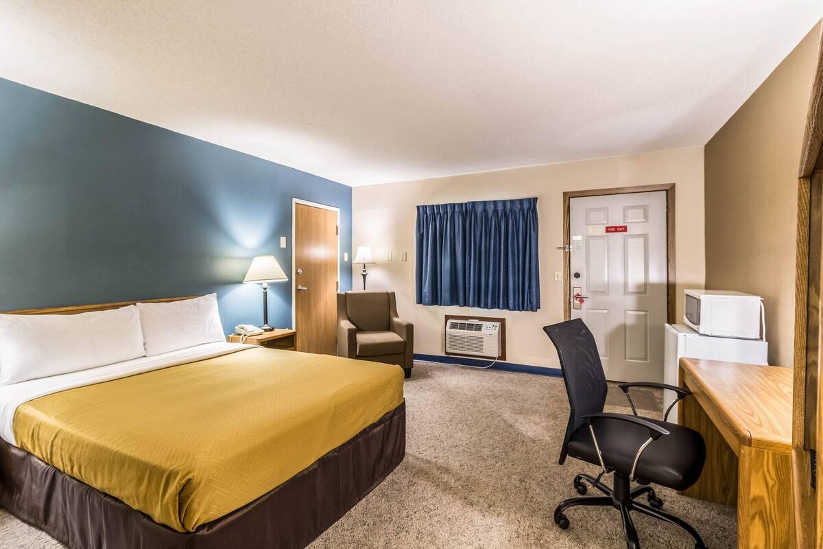 Room, 1 Queen Bed, Accessible, Non Smoking | Desk, iron/ironing board, cribs (free), rollaway beds (surcharge)
