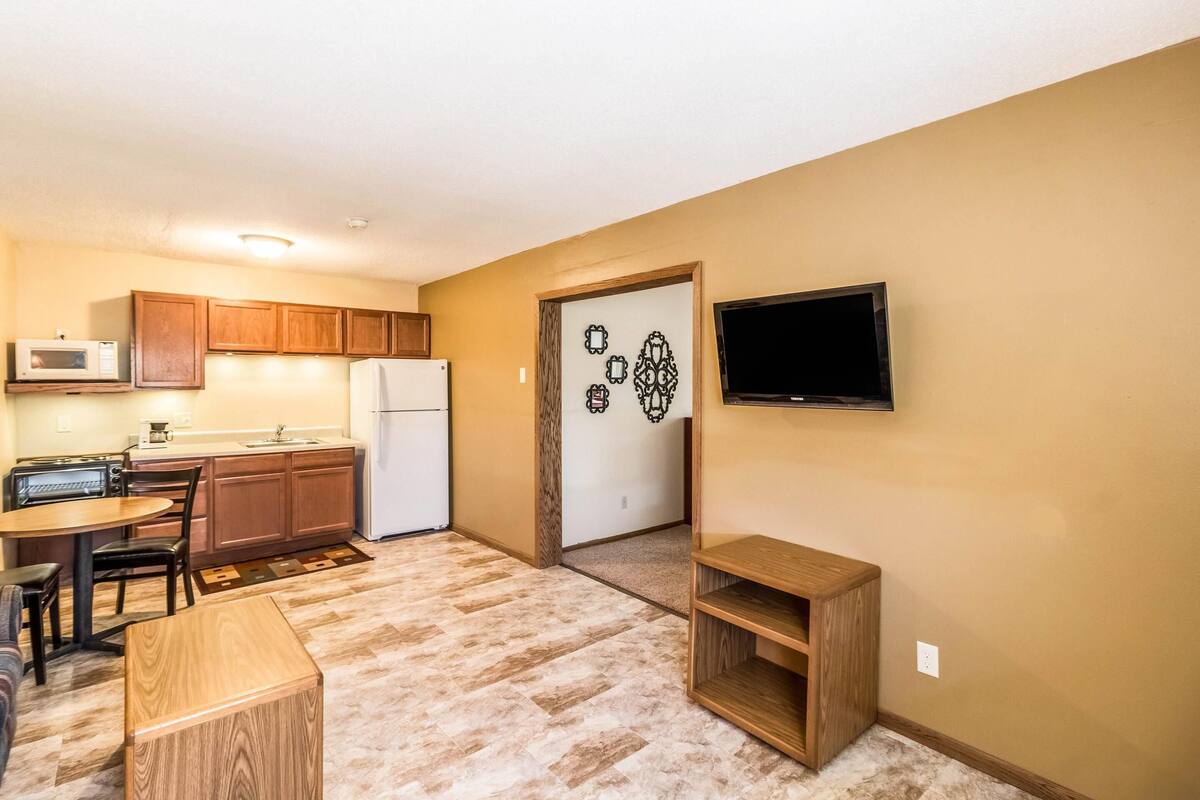 desk, iron/ironing board, free cots/infant beds, rollaway beds