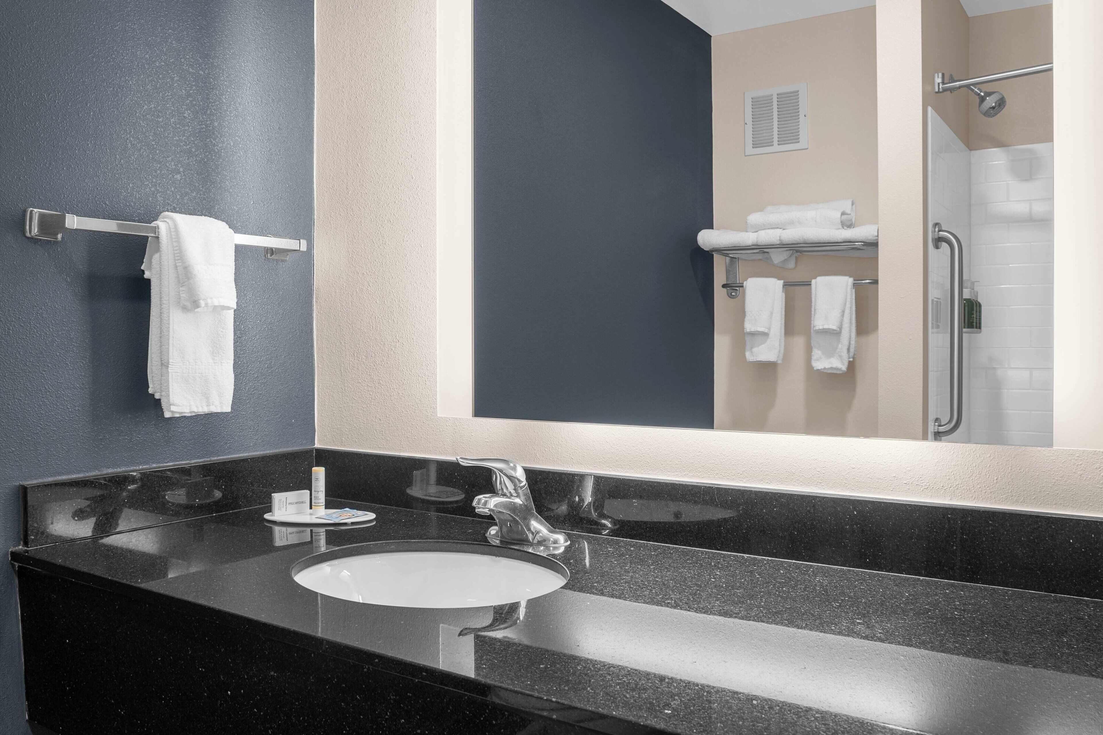 combined shower/bathtub, spring water bathtub, free toiletries