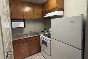 Fridge, microwave - Regency Inn & Suites By Capital O Houston IAH Airport (Humble)