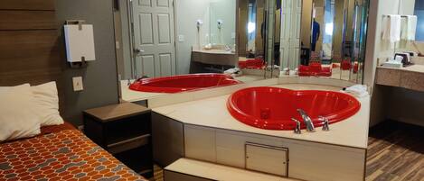 Escritorio, tabla de planchar con plancha, wifi gratis y ropa de cama