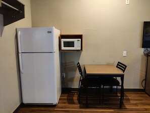 Suite, 1 llit de matrimoni gran, fumadors (Jacuzzi Tub) | Escriptori, planxa i posts de planxar, wifi gratuïta i roba de llit 