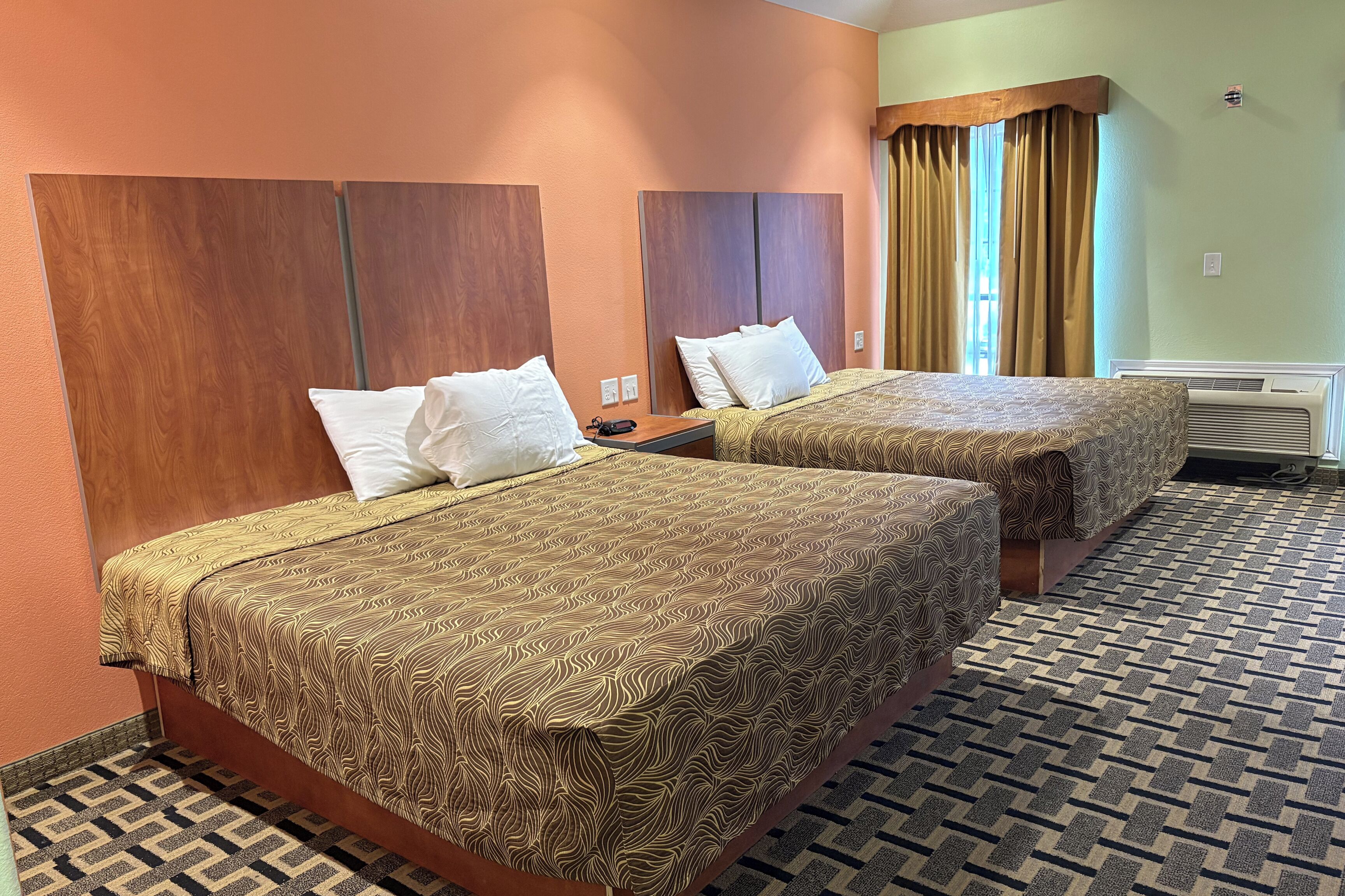 Habitació (2 King Beds) | Escriptori, planxa i posts de planxar, wifi gratuïta i roba de llit 