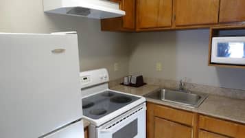 Full-sized fridge, microwave, oven