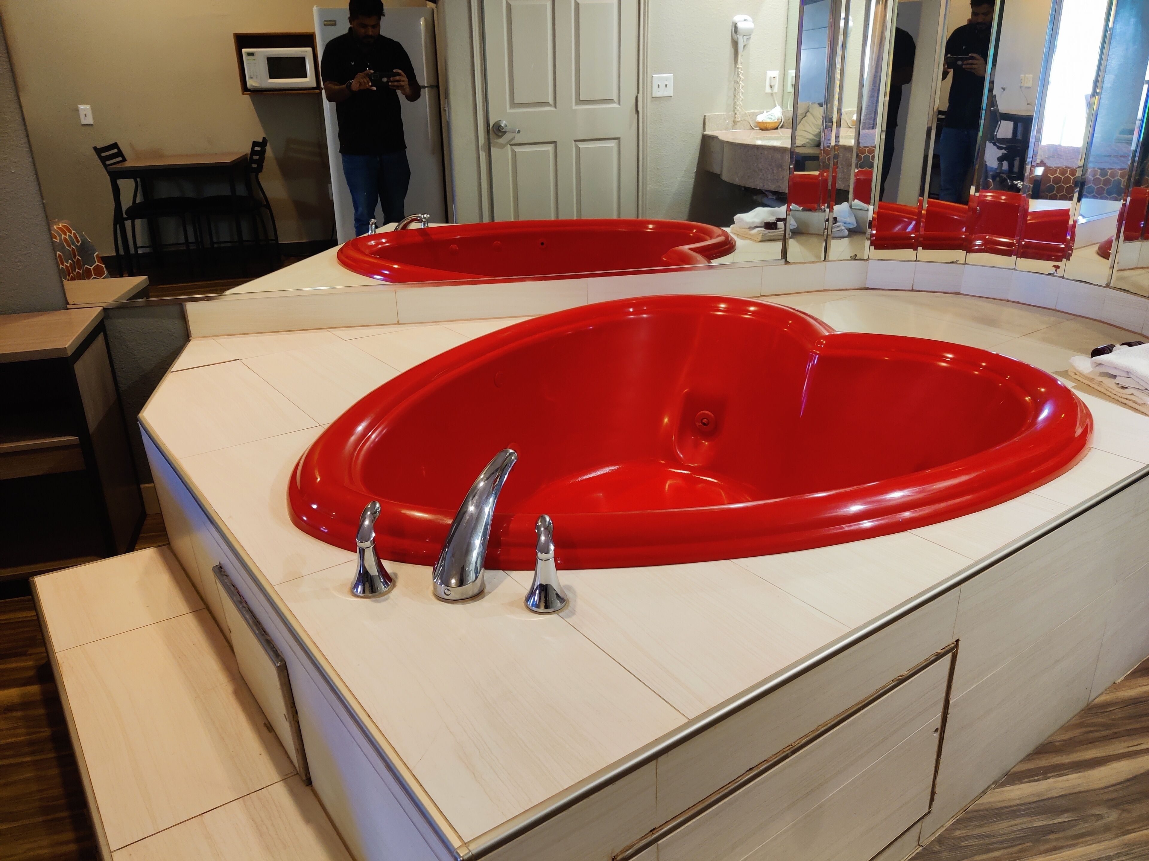 套房, 1 张特大床, 吸烟房 (Jacuzzi Tub) | 办公桌、熨斗/熨衣板、免费 WiFi、床单